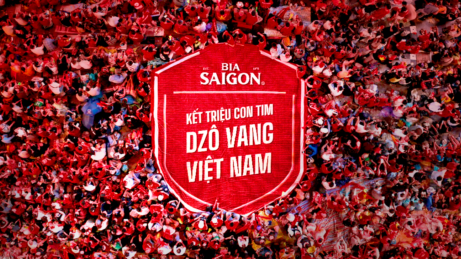 Tấm TIFO kỷ lục kết nối vạn lời chúc của người hâm mộ, tung bay giữa “biển đỏ” ngập tràn niềm tự hào Việt Nam.