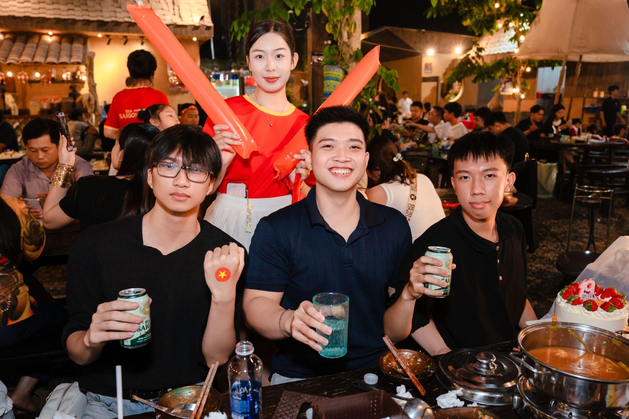 Không khí bóng đá tại các điểm hẹn của Bia Saigon trên cả nước gắn kết người hâm mộ hòa chung niềm tự hào và hướng về Đội tuyển Việt Nam.