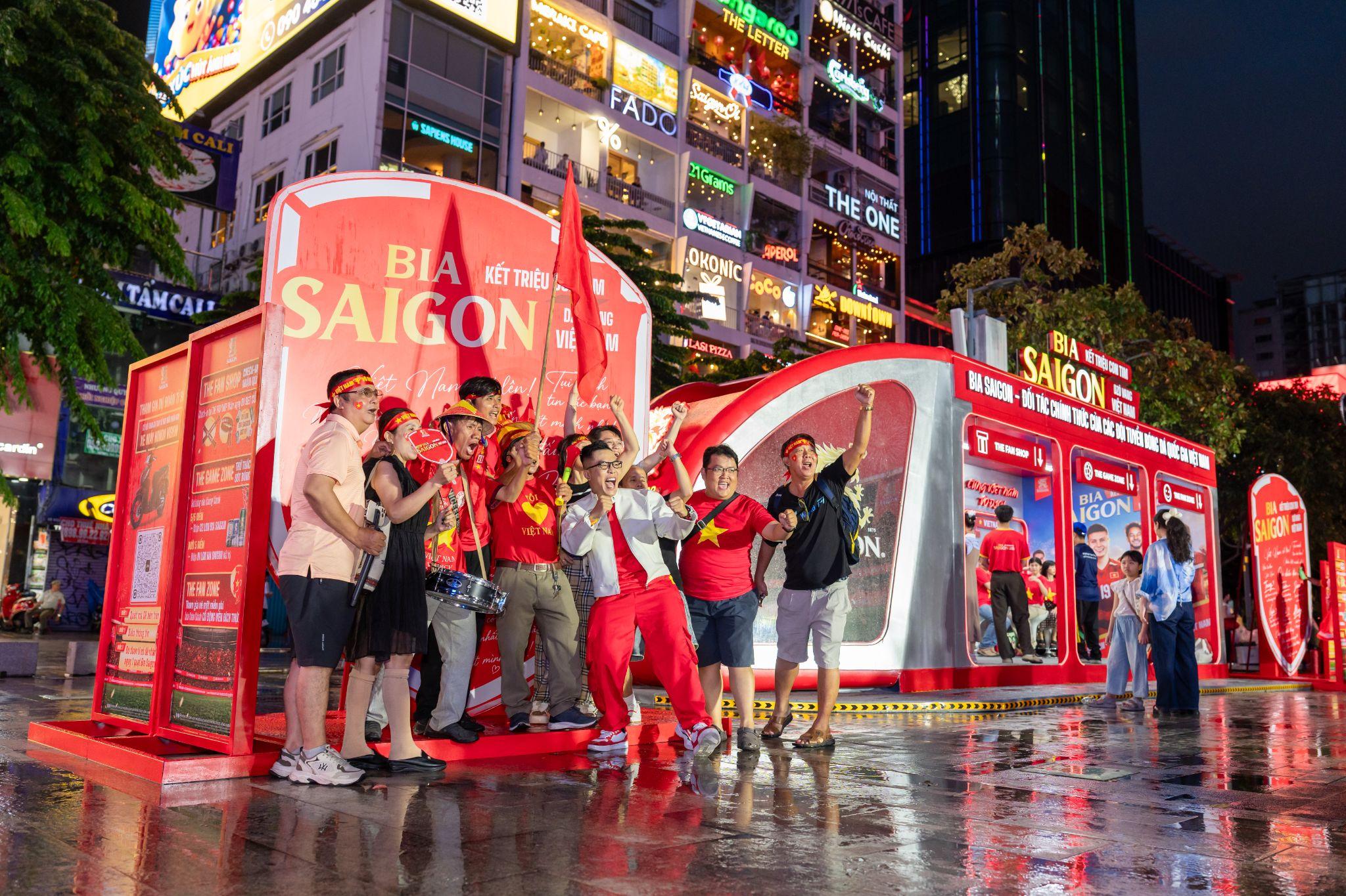 Cổ động viên hào hứng hòa mình vào không khí bóng đá tại không gian của Bia Saigon ở Phố đi bộ Nguyễn Huệ.