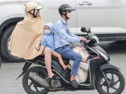 Những em bé mệt nhoài trên hành trình rời Hà Nội về quê nghỉ lễ Quốc khánh 2/9