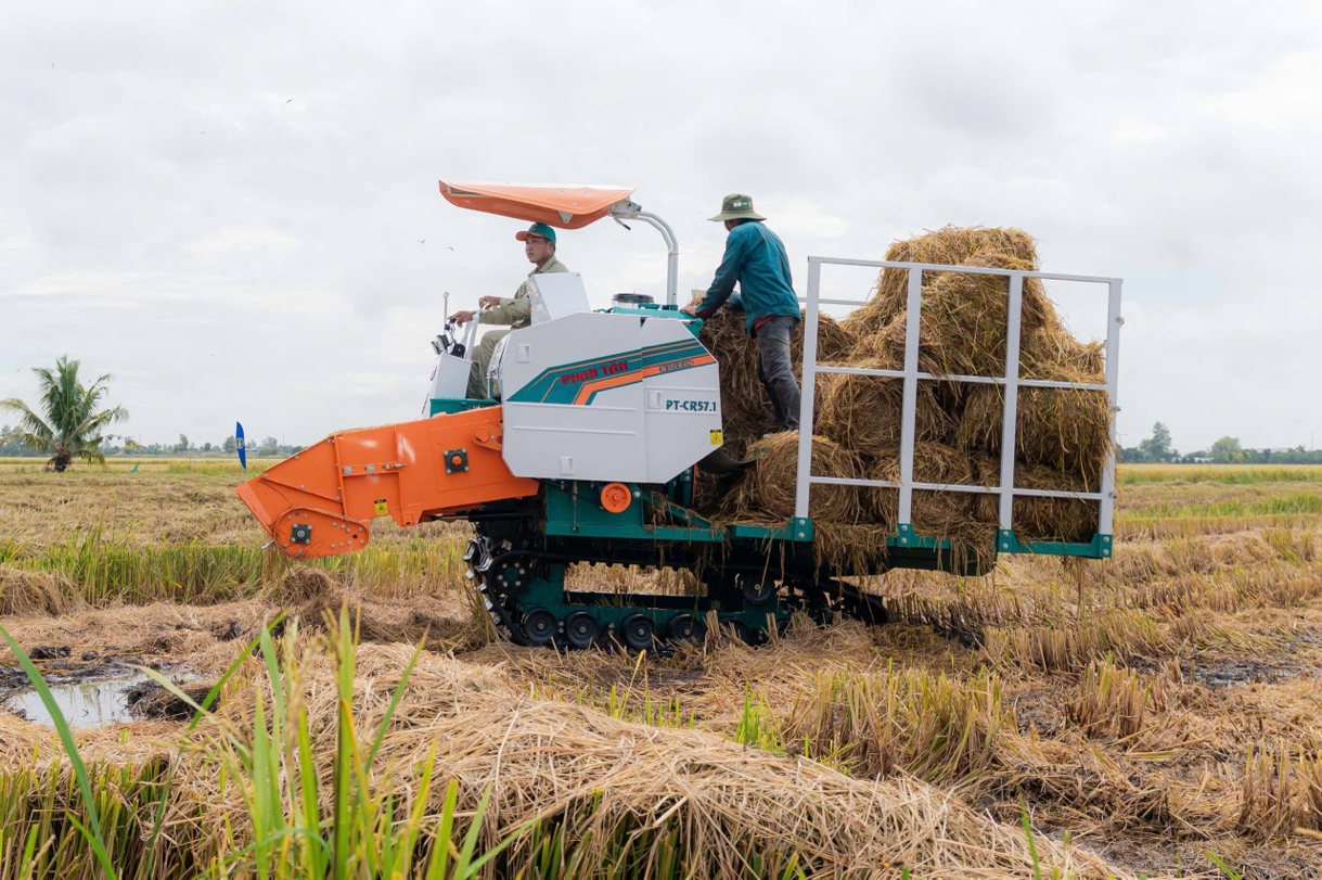 Máy cuộn rơm được đưa vào sử dụng ngay tại buổi trao tặng