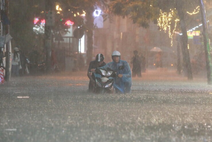 Bão Saudel tái sinh, phát triển thành bão trên Biển Đông