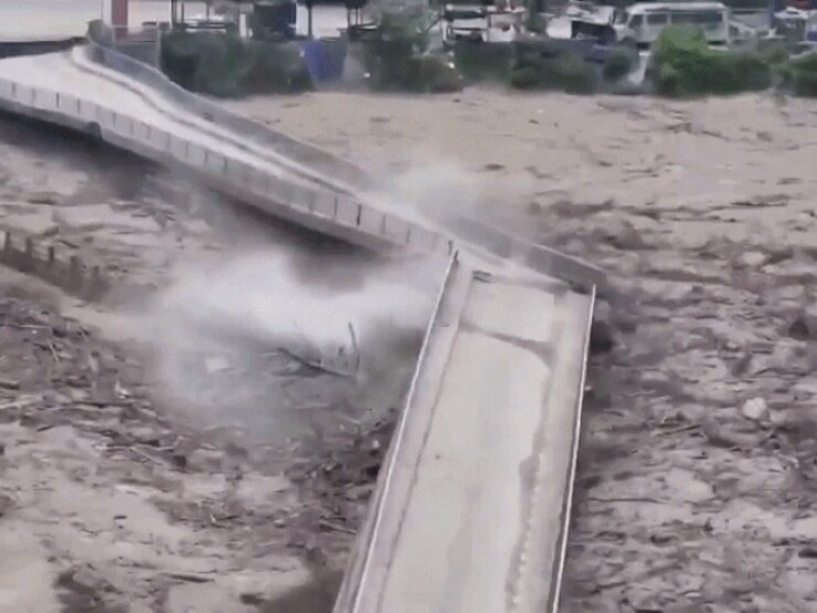 Đạt tốc độ kinh hoàng 160 km/h, dòng lũ dữ xé toạc thung lũng Nepal
