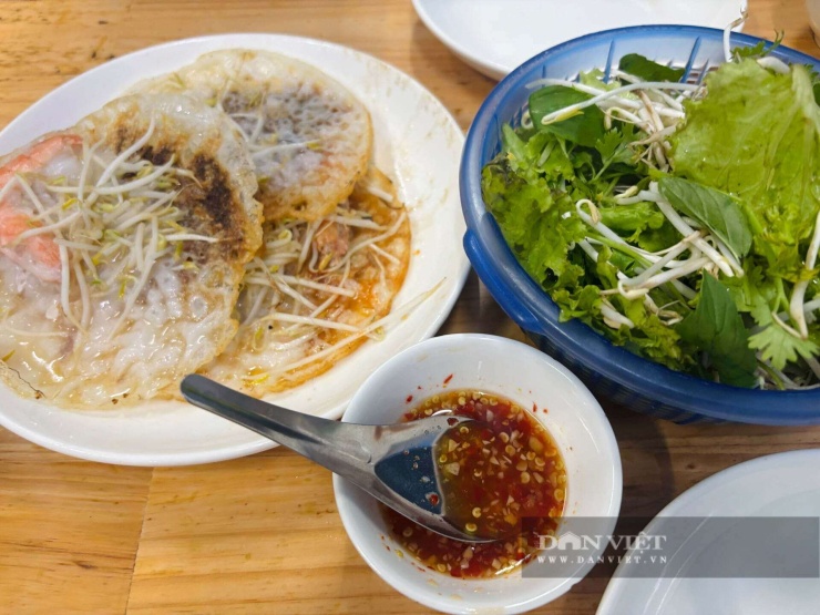Một suất bánh xèo thường đi kèm với rau sống và nước mắm tỏi ớt hoặc mắm nêm. Ảnh: Nhật Hà