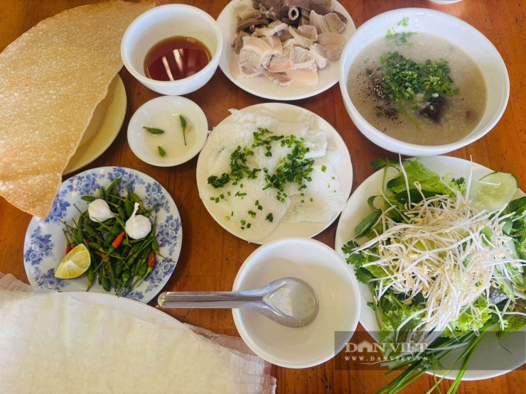Một suất bánh hỏi lòng heo luôn đi kèm một tô cháo lòng nóng hổi, loãng vừa phải. Ảnh: Nhật Hà