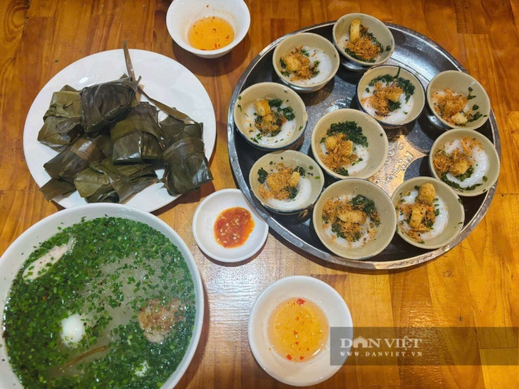Bánh ít lá gai, bánh bèo nóng và bánh canh lá hẹ. Ảnh: Nhật Hà