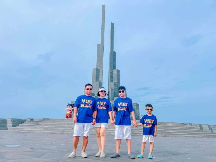 Gia đình chị Phạm Thu Hà check-in tại tháp Nghinh Phong - biểu tượng đón gió của Phú Yên. Ảnh: NVCC