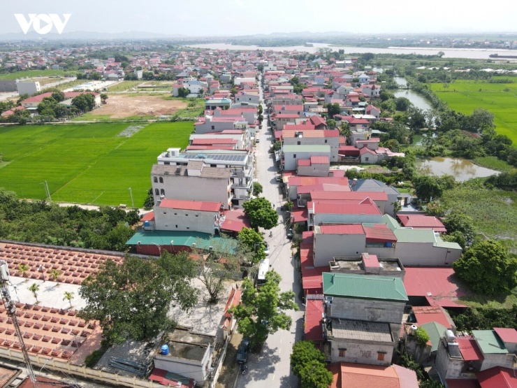 Phường Chi Lăng được thành lập trên cơ sở nguyên trạng toàn bộ địa giới hành chính của xã Chi Lăng, có diện tích tự nhiên 23,39 km², quy mô dân số 23.317 người.