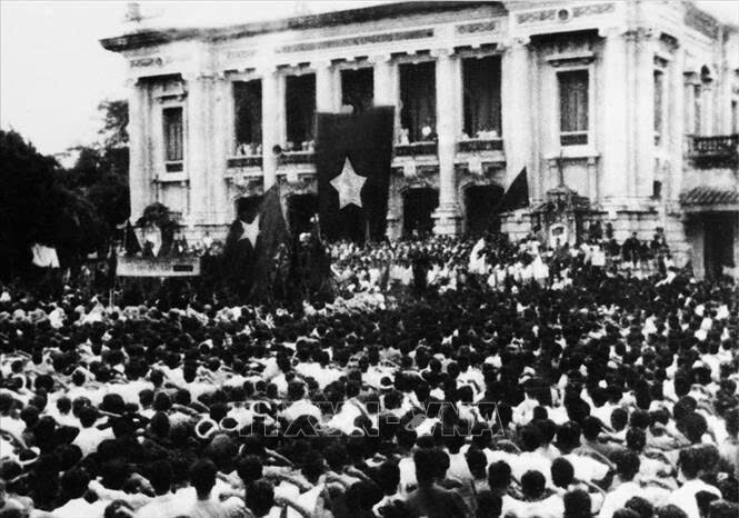 Cuộc mít tinh phát động khởi nghĩa giành chính quyền do Mặt trận Việt Minh tổ chức tại Nhà hát Lớn Hà Nội ngày 19/8/1945. Ảnh: Tư liệu - TTXVN.