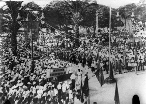 Nhân dân Hải Phòng mít tinh trong ngày giành chính quyền Tháng Tám năm 1945. Ảnh: Tư liệu - Bảo tàng Lịch sử Quốc gia