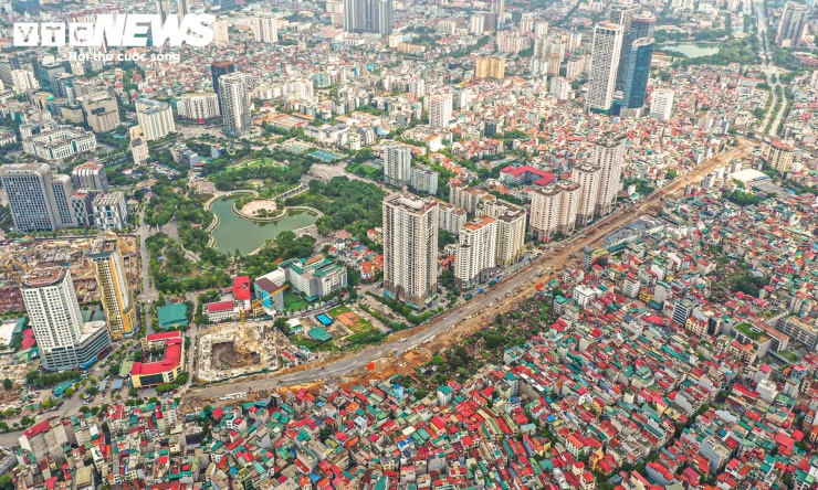 Dự án đường Vành đai 2,5 đoạn qua phường Cầu Giấy, Hà Nội, dài 1.130m, mặt cắt ngang 50m. Sau thời gian gặp nhiều khó khăn trong quá trình triển khai, công trường hiện được tổ chức thi công thần tốc trên cả hai đoạn tuyến.