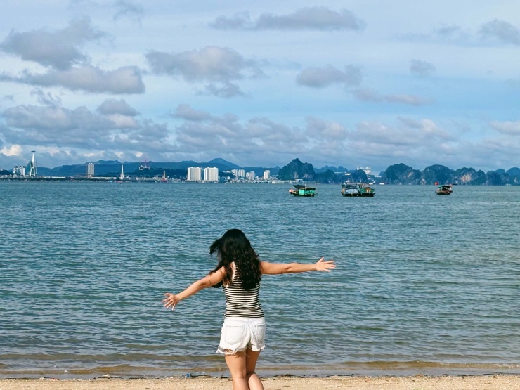 So với khu trung tâm như Hòn Gai, Bãi Cháy, khu Tuần Châu có phần ít đông đúc hơn.