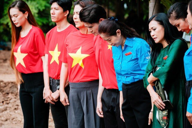 MC Vũ Mạnh Cường và đồng nghiệp tham gia một buổi chào cờ đặc biệt tại công viên Lê Thị Riêng.