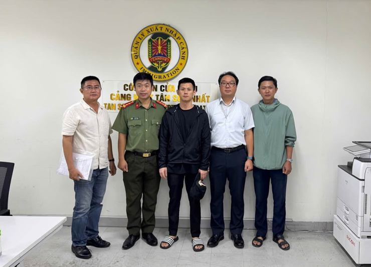 Lực lượng công an bàn giao đối tượng Wang Teasan cho phía Hàn Quốc (áo đen, đứng giữa). Ảnh: CACC