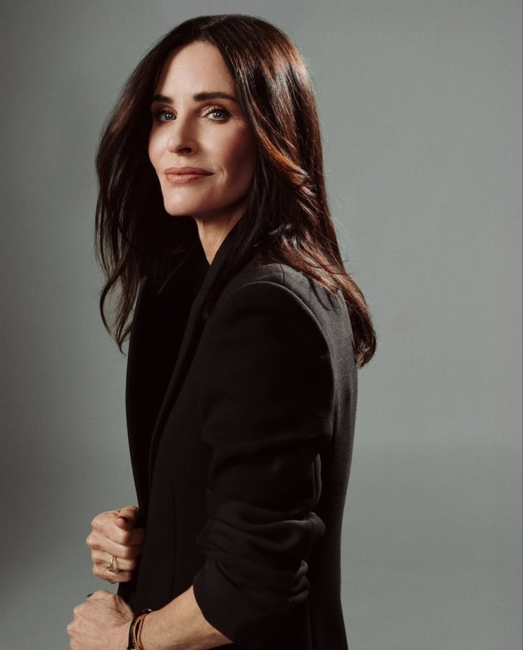 Courteney Cox, 62 tuổi, là diễn viên Mỹ nổi tiếng với vai Monica Geller trong sitcom đình đám Friends. Ảnh: WWD
