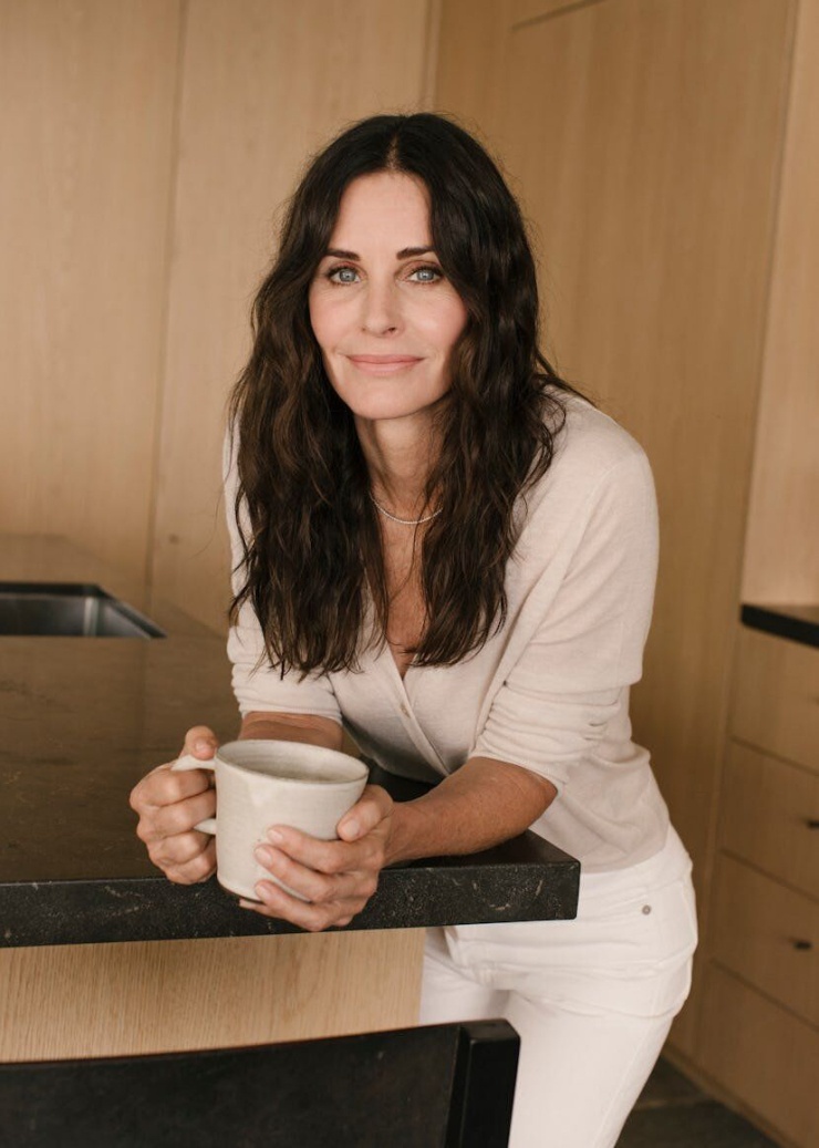 Với Courteney Cox, bài học sau nhiều năm chăm sóc da là đừng chỉ chăm khuôn mặt. Cổ, ngực, bàn tay và toàn thân cũng cần được dưỡng ẩm, bảo vệ khỏi ánh nắng và chăm sóc đều đặn nếu muốn duy trì vẻ ngoài khỏe mạnh khi tuổi tác tăng lên. Ảnh: W Magazine