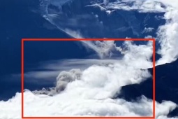 Khoảnh khắc sông băng sụp đổ, kích hoạt lũ quét ở Nepal