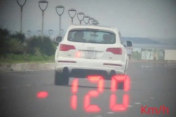 Phát hiện xe Audi "đua tốc độ" 120km/h qua khu đông dân cư