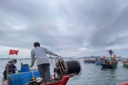 Giông gió đánh chìm hai tàu cá gần cảng Cửa Lò