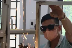 Thầy cô giáo vùng cao hoá thợ điện, thợ hàn sửa bàn ghế, giường tủ trước năm học mới