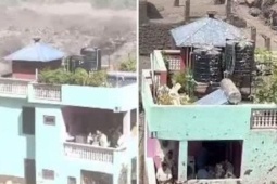 Ngôi nhà 2 tầng màu xanh kiên cố trụ vững giữa trận lũ quét ở Nepal