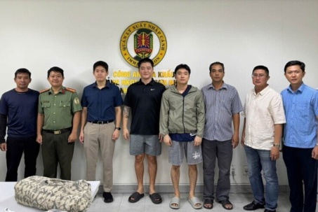 Công an TPHCM bắt, bàn giao 3 đối tượng bị Interpol truy nã đỏ