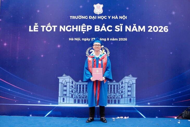 Tân thủ khoa Bác sĩ nội trú Phạm Quang Minh trong ngày lễ tốt nghiệp tại Trường Đại học Y Hà Nội và khoảnh khắc hạnh phúc bên cha mẹ - điểm tựa vững chắc trên hành trình chinh phục ước mơ áo blouse trắng.