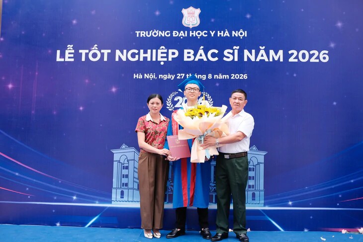 Tân thủ khoa Bác sĩ nội trú Phạm Quang Minh trong ngày lễ tốt nghiệp tại Trường Đại học Y Hà Nội và khoảnh khắc hạnh phúc bên cha mẹ - điểm tựa vững chắc trên hành trình chinh phục ước mơ áo blouse trắng.
