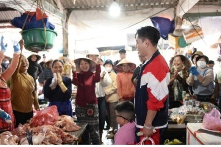 Lê Dương Bảo Lâm “náo loạn” chợ Hội An trong tập 1 Bố ơi mình đi đâu thế?