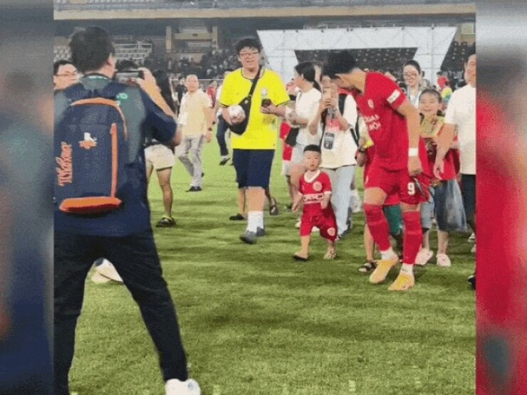 Khoảnh khắc Đình Bắc chạy theo con trai Quang Hải gây sốt