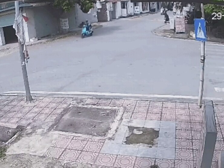 Clip: Tài xế công nghệ phóng nhanh, bị ô tô tông bay lên không
