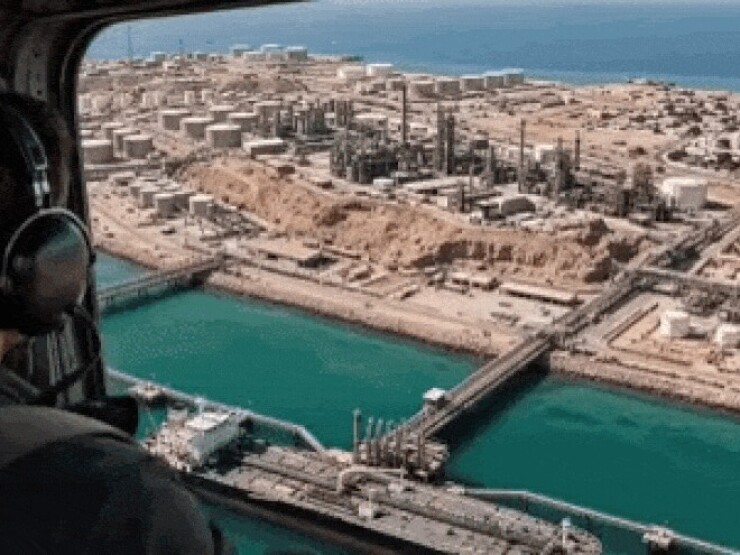 Tổng thống Mỹ Trump đăng video AI cảnh tấn công đảo chiến lược của Iran