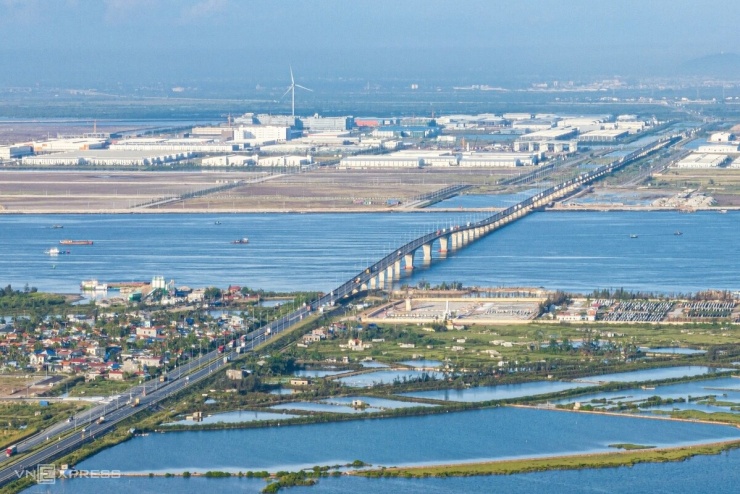 Cầu Tân Vũ - Lạch Huyện nối bán đảo Đình Vũ với huyện đảo Cát Hải, Hải Phòng, khánh thành ngày 2/9/2017. Đây là cầu vượt biển dài nhất Việt Nam, với phần cầu dài 5,44 km, đường dẫn dài 10,19 km, rộng 29,5 m, gồm bốn làn xe. Công trình được thiết kế vĩnh cửu bằng bêtông cốt thép dự ứng lực, có tổng mức đầu tư gần 11.850 tỷ đồng từ vốn ODA Nhật Bản và vốn đối ứng của Chính phủ Việt Nam. Các dầm cầu nặng khoảng 80 tấn, rộng 9 m, cao hơn 2,5 m, được ghép nối thành một tuyến liên tục dài khoảng 4,5 km. Cầu Tân Vũ - Lạch Huyện giúp rút ngắn thời gian di chuyển giữa đất liền và Cát Hải, tạo điều kiện phát triển hạ tầng, công nghiệp, cảng biển và du lịch, góp phần thúc đẩy kinh tế Hải Phòng. Ảnh: Lê Tân