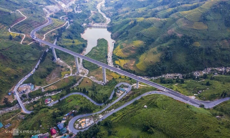 Cầu Móng Sến nối cao tốc Nội Bài - Lào Cai với khu du lịch quốc gia Sa Pa, được khởi công ngày 3/1. Cầu dài 612 m, rộng 14 m, gồm bốn làn xe và năm nhịp liên tục, trong đó nhịp dài nhất 132 m. Công trình sử dụng kết cấu bêtông cốt thép, thi công theo phương pháp dầm hộp đúc hẫng cân bằng. Trụ cầu cao nhất 83 m, từng được xác định là trụ cầu cao thứ hai Việt Nam, sau trụ Pá Uôn (Sơn La) cao hơn 100 m. Cầu có tổng vốn đầu tư 450 tỷ đồng, do Công ty Cầu 3 Thăng Long thi công. Ảnh: Giang Huy