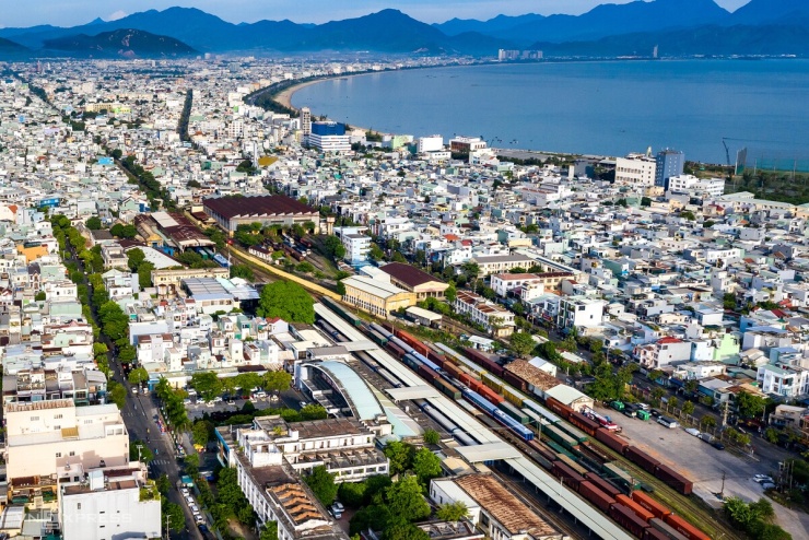 Đường sắt Bắc Nam, còn gọi là tuyến tàu Thống Nhất, dài khoảng 1.726 km, là tuyến đường sắt dài nhất Việt Nam, nối Hà Nội với TP HCM và giữ vai trò huyết mạch giao thông của cả nước. Chuyến tàu Thống Nhất đầu tiên nối hai miền Nam Bắc lăn bánh ngày 31/12/1976, sau khi đất nước thống nhất. Tuyến đường sắt chạy gần song song quốc lộ 1, qua 23 ga và nhiều cầu, hầm trên hành trình. Ảnh: Nguyễn Đông