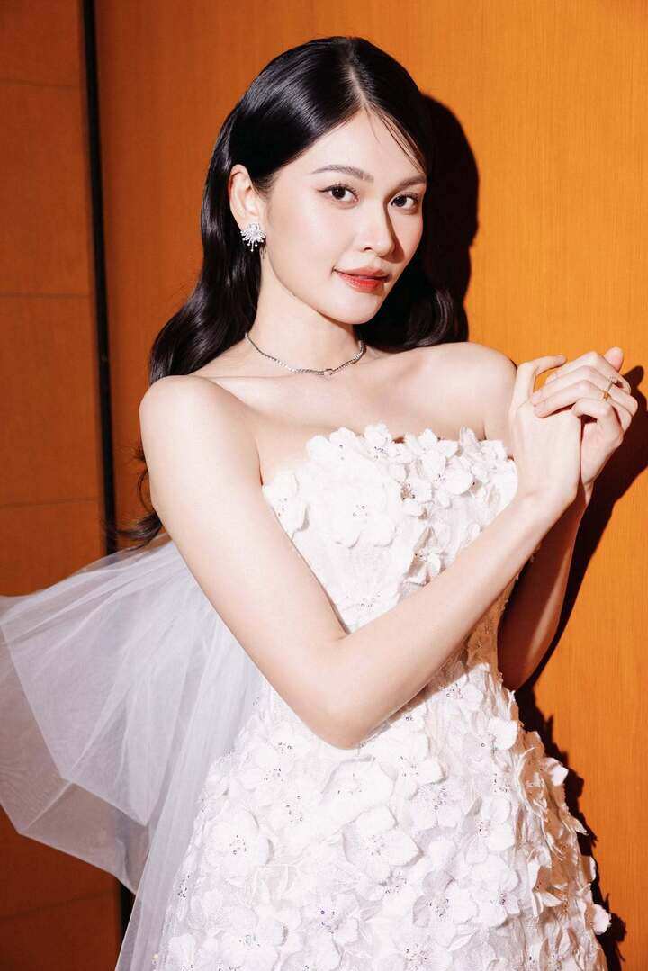 Sau sinh, Thùy Dung vẫn duy trì công việc MC và giữ hình ảnh thanh lịch.