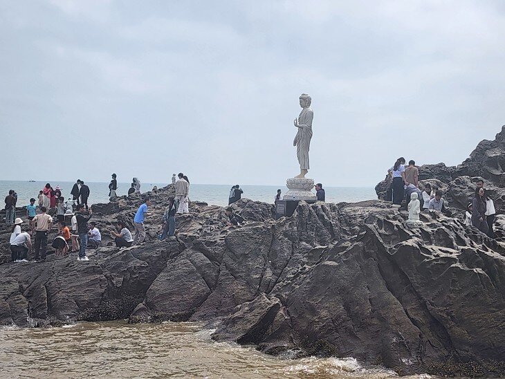 Chùa Bụt nằm ở vị trí nơi cửa biển tuyệt đẹp với lối kiến trúc độc đáo. Đặc biệt, chùa Bụt có vị trí sát ngay bãi đá hòn Bò, một trong những bãi đá tự nhiên check-in đẹp nhất ở biển Hải Tiến. Ảnh: Ngọc Hưng.