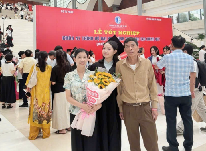 Thanh Xuân cùng gia đình tại lễ tốt nghiệp Đại học Luật Hà Nội tháng 7/2026.