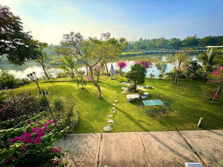 Vườn cây trước biệt thự 350 m2 của Cao Thái Sơn ở Nhà Bè - 1