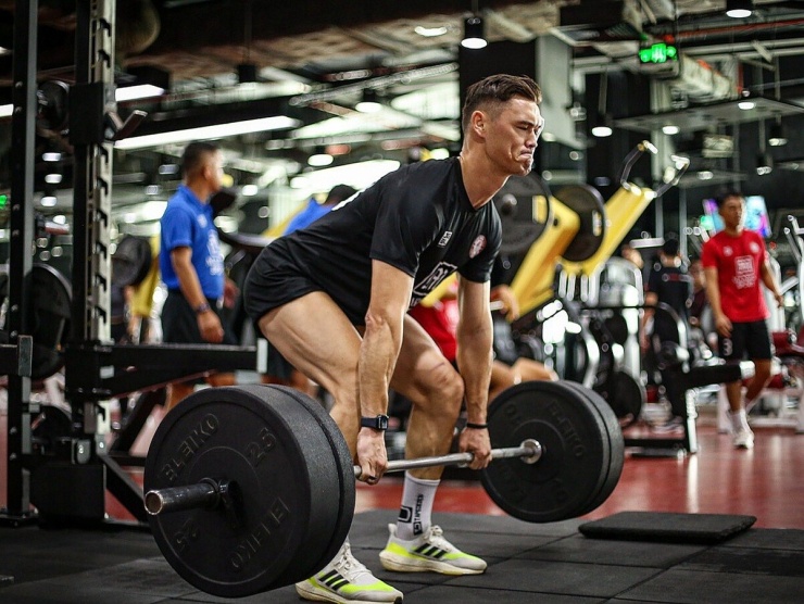 Patrik Lê Giang duy trì tập gym, chạy bộ bên cạnh các bài tập chuyên môn để tăng sức bền, giữ thể trạng khỏe mạnh.