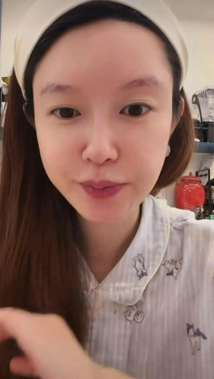 Trương Đại Dịch livestream ngày 31/8. Ảnh: Weibo