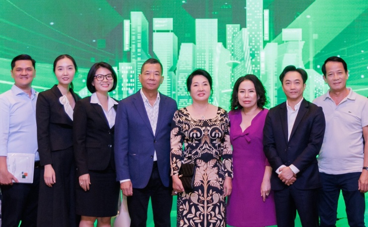 Bà Huyền My (thứ hai từ trái sang) tại phiên họp cổ đông thường niên của Quốc Cường Gia Lai năm 2025. Ảnh: Website Quốc Cường Gia Lai