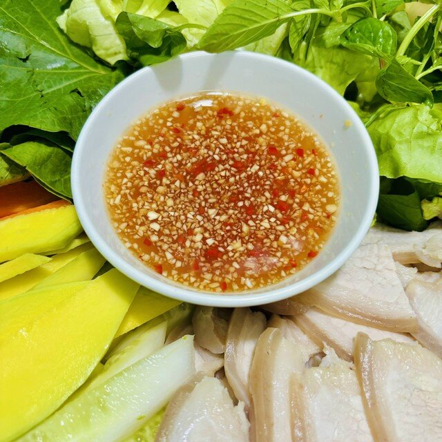 Thịt luộc ăn kèm cùng các loại rau sống và chấm nước mắm tỏi ớt vô cùng đưa cơm