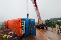 Lật xe khách trên đường tránh Gia Lai, nhiều người thương vong