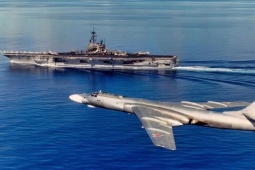 Oanh tạc cơ Tu-16 lao xuống biển sau 'màn khiêu khích' tàu sân bay Mỹ
