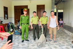 Thấy con rắn màu đen dài tới 3m, nặng 4,2kg bất ngờ trườn vào nhà, gia chủ ở Nghệ An khiếp vía, báo ngay công an