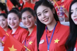 Các cô gái Hoa hậu Việt Nam hò reo cùng hàng nghìn cổ động viên trên sân Hàng Đẫy