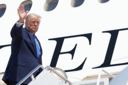 Ông Trump tuyên bố 'giáng đòn mạnh' vào Iran sau vụ tập kích căn cứ Mỹ