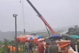 Tiếng khóc xé lòng của thân nhân người chết trong vụ xe khách lật ở Gia Lai