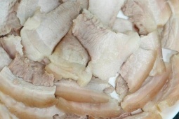 Mẹo luộc thịt muốn mọng nước, da giòn ngon ngọt cho mâm cơm gia đình
